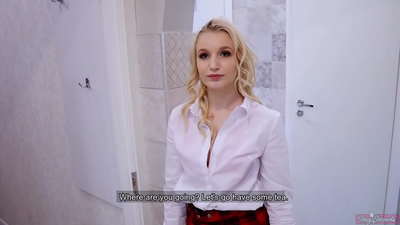 Млада студентка изневерява на гаджето си с неговия приятел | POV и сперма в путката си!